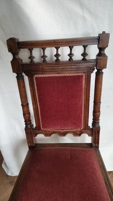 Cadeira de madeira almofadada