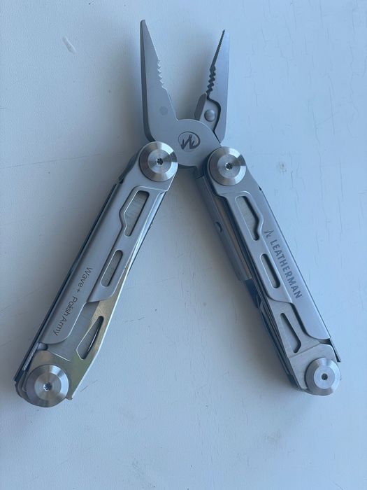 Мультитул с плоскогубцами для походов и кемпинга. Новый.