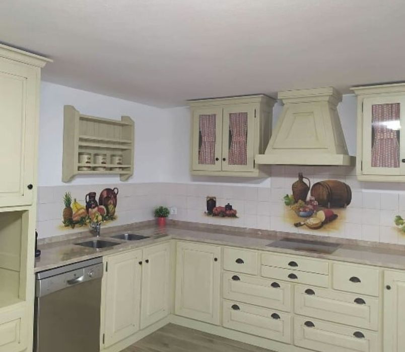 Azulejos pintados á mão, vidro em relevo, serigrafia, estampilhas etc.