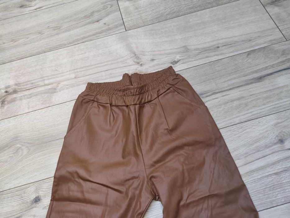 Karmelowe brązowe śliskie spodnie s 36