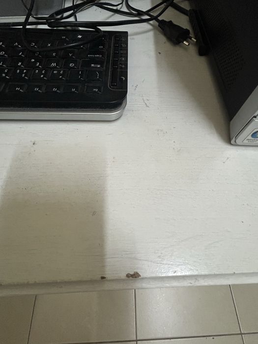 Secretaria em madeira  tem  algumas marcas de uso mas nada que nao se resolva com uma pintura