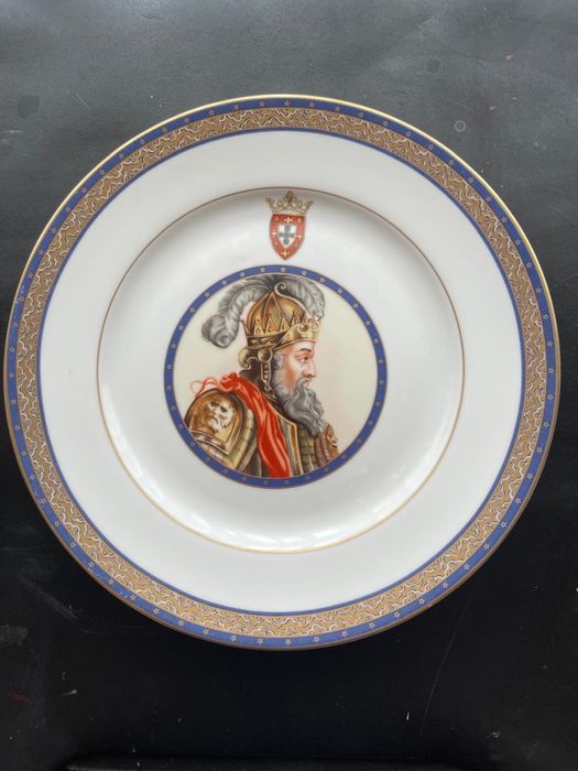 Novos! Coleção 7 pratos Porcelana das Índias com fio de ouro Monarquia