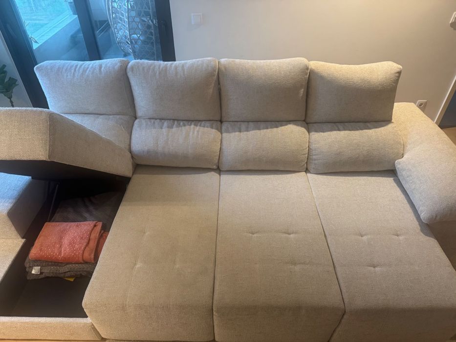 Sofá 4 lugares com chaise long e arrumação
