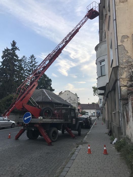 Автовишка з телескопічною стрілою