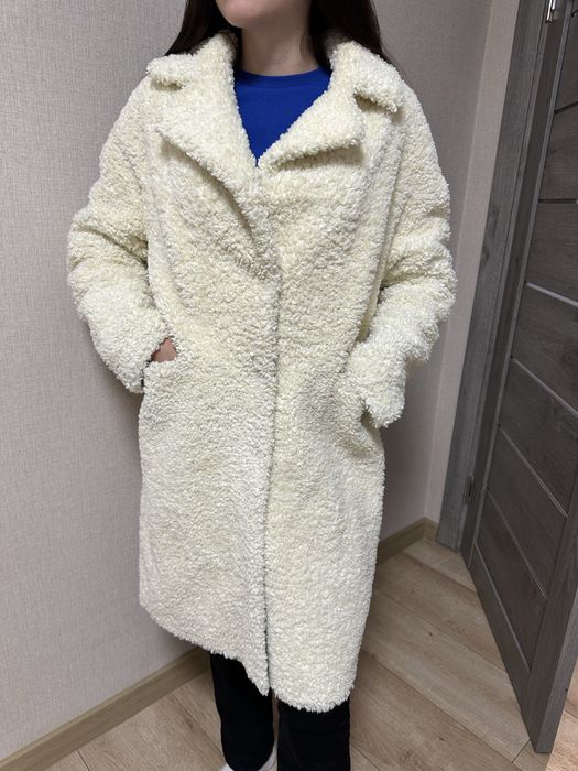 Біле зимове пальто