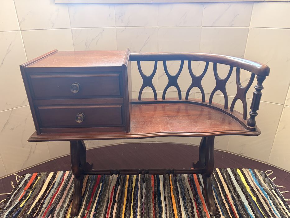Mesa de telefone em madeira de castanho