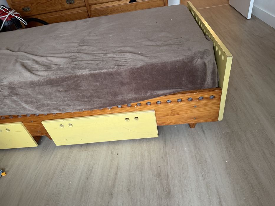 Cama com gavetas madeira + amarelo