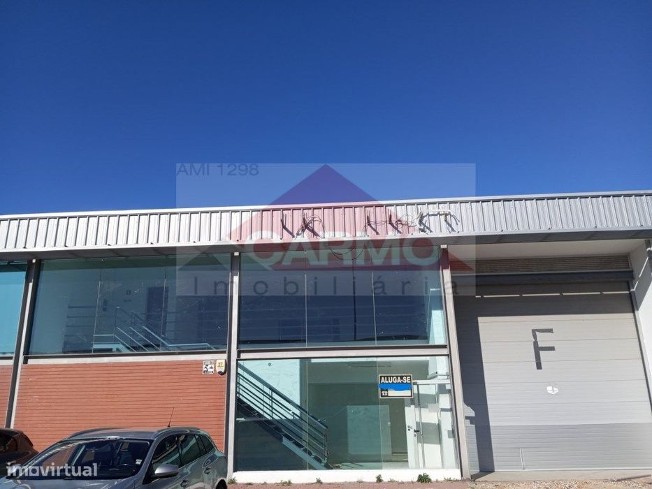 Arrenda-se Armazém com Logradouro na zona industrial da Moita.
