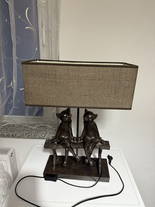 Lampka z rzezbami kotow