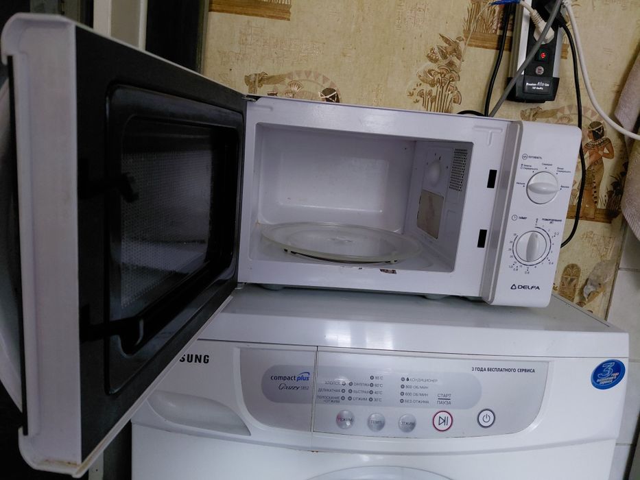 Мікроволновка 870 грн працює