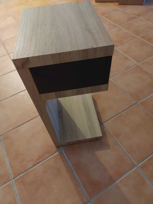 Mesa de cabeceira com rodas 2x. Nova. 40 cm x 32 cm x 70 cm