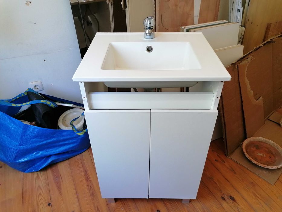 Movel de casa de banho branco com lavatorio e torneira 50x40x81