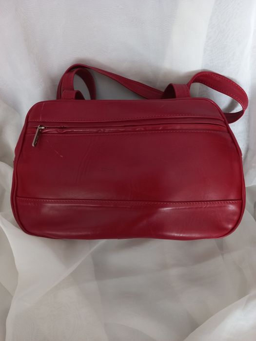 Carteira vermelha com alça e bolsa lateral