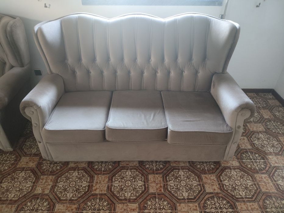 Conjunto de sofás clássico em bom estado. Venda em conjunto por 65€. Individual 20€ cada sofá pequeno e 40€ sofá grande (abre e faz de cama também).