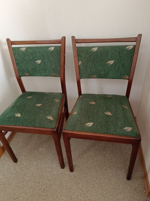 Стільці дерев'яні із  м'яким сидінням.і  зі