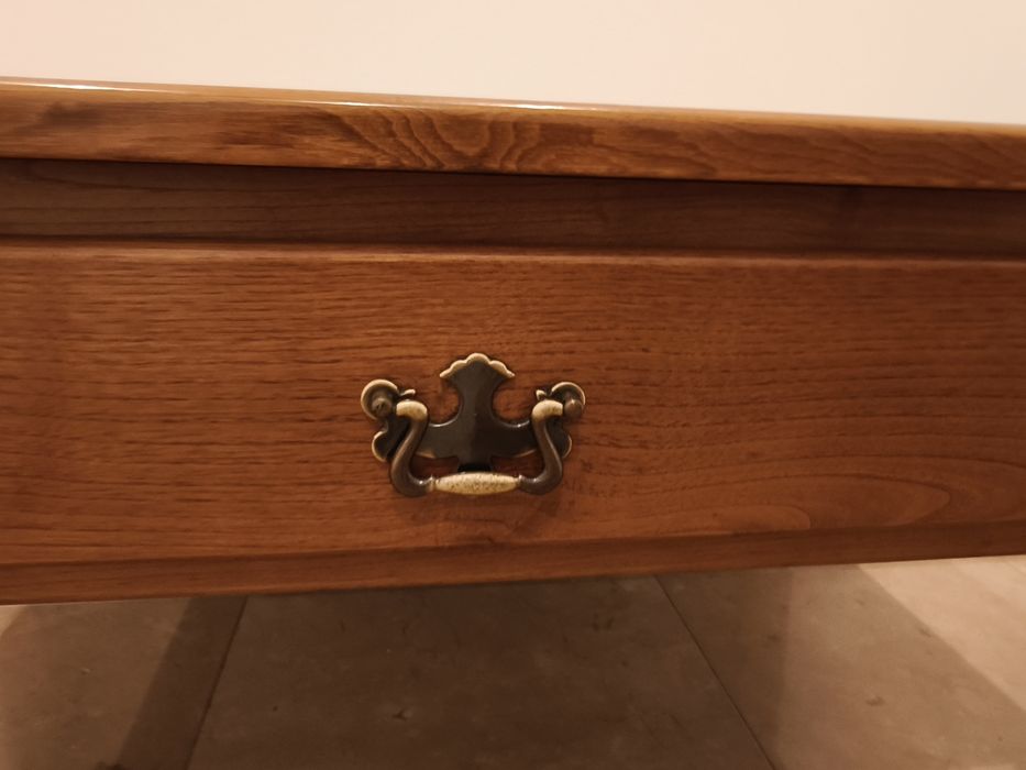 Mesa de centro rústica em madeira maciça de cerejeira com gaveta.