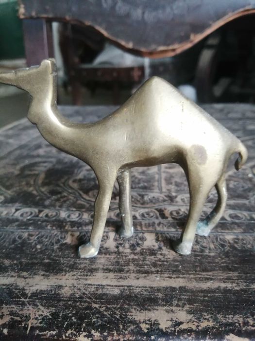 estatueta pequena antiga em metal