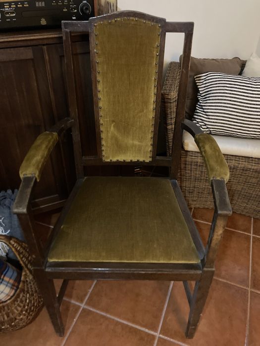 Cadeirão de braços antigo