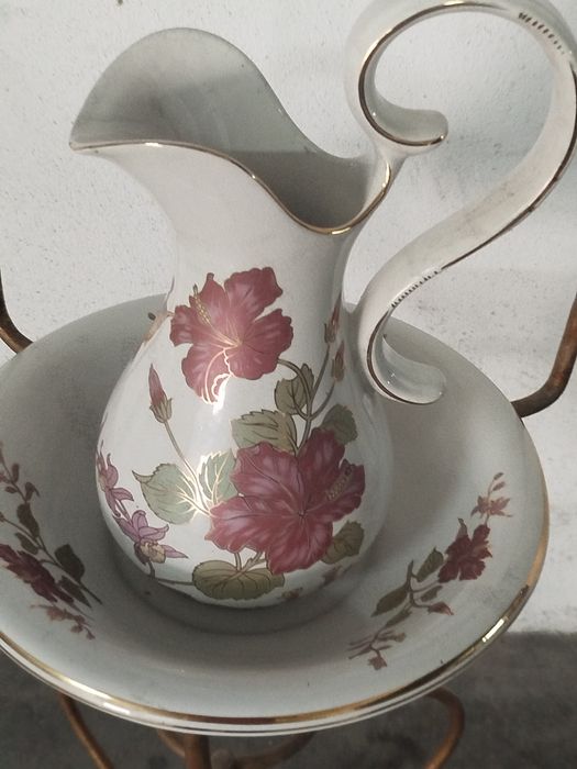 Lavatório antigo com bacia e jarro