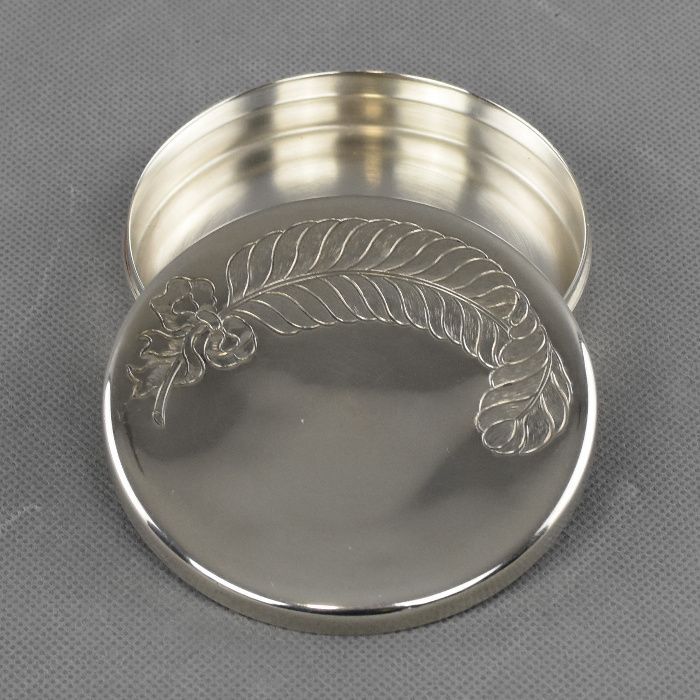 Caixa redonda em prata Portuguesa decorada com pena na tampa