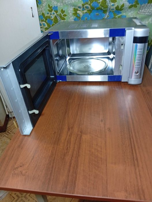 НЕРЖАВІЙКА ПОВНА ! ! ! Є гріль  в дуже гарному стані все працю ОЛХ дос