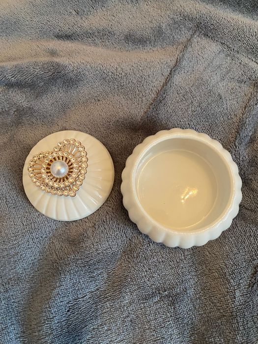 Szkatułka na biżuterię.