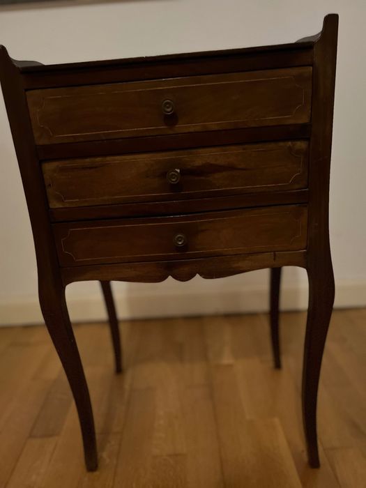 Mesa de cabeceira com gavetas