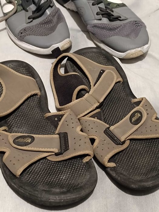 Conjunto calçado: sapatilhas, pantufas e chinelos