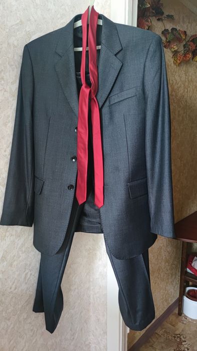 Продам костюм в сером цвете.