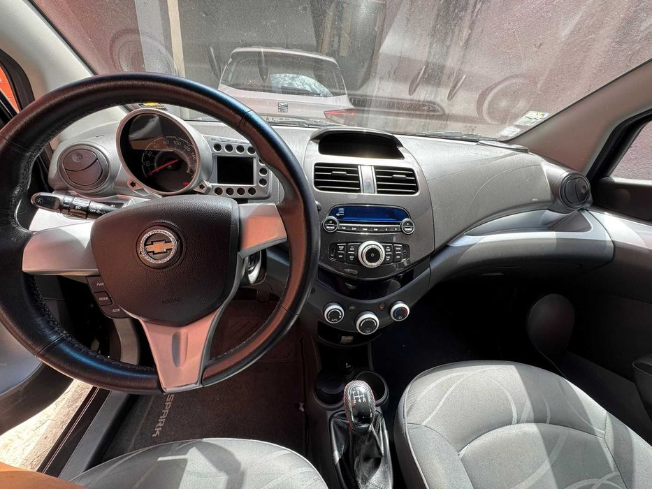 Vendo Chevrolet Spark LT, ano 2011.