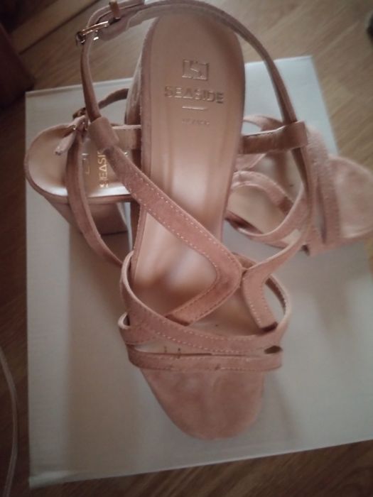 Sandália muito  elegante nude