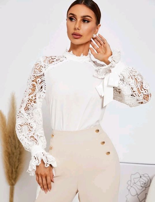Camisa branca com mangas de renda