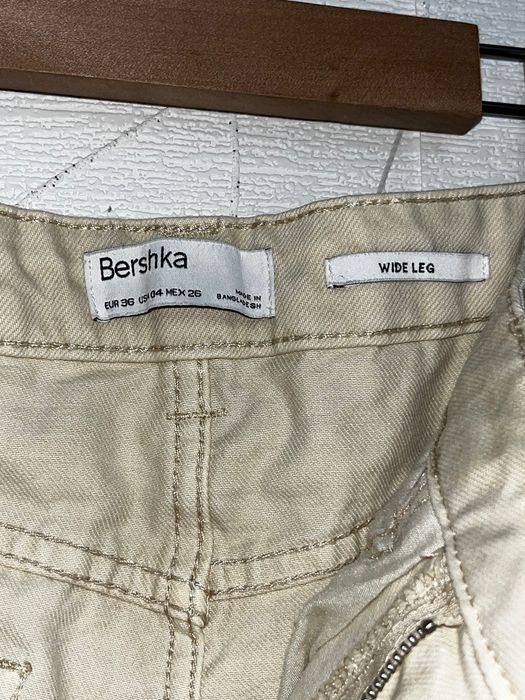 Молочні джинси bershka wide leg з розрізами на колінах.