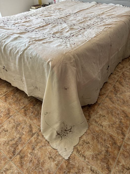 Colcha de casal em linho bordado da ilha da Madeira manual 255x277