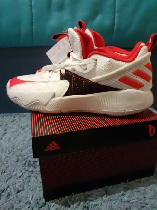 adidas Dame Certified brancos
Sapatilhas Basquetebol