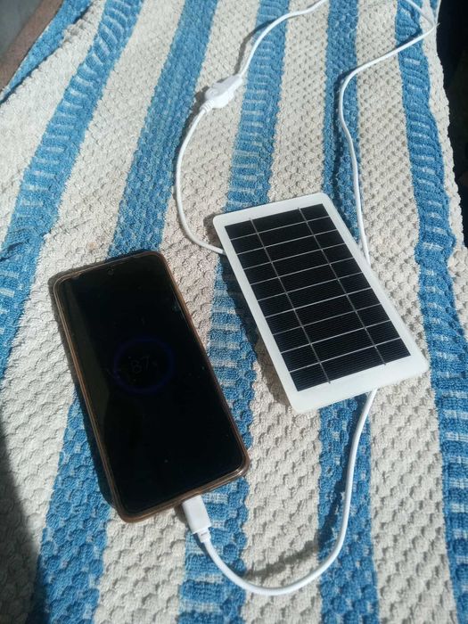 Зарядна сонячна панель. Сонячна станція.