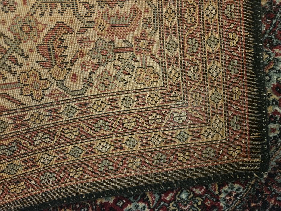 Prawdziwy dywan orientalny z naturalnych materiałów.