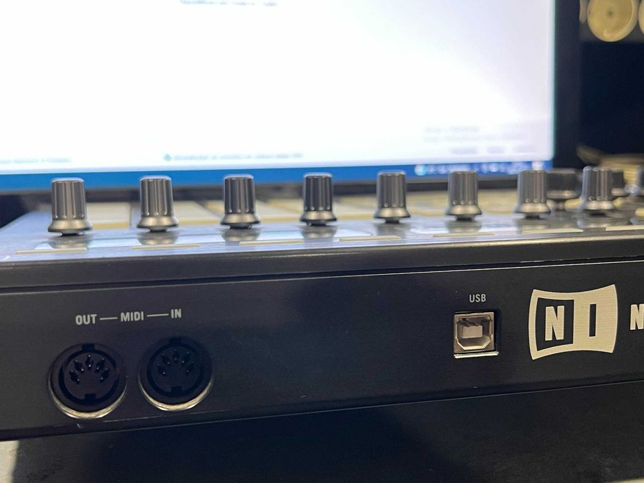 Native Instruments MASCHINE MK164585100116225124