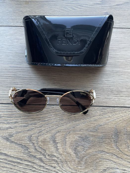 Okulary przeciwsloneczne fendi z etui