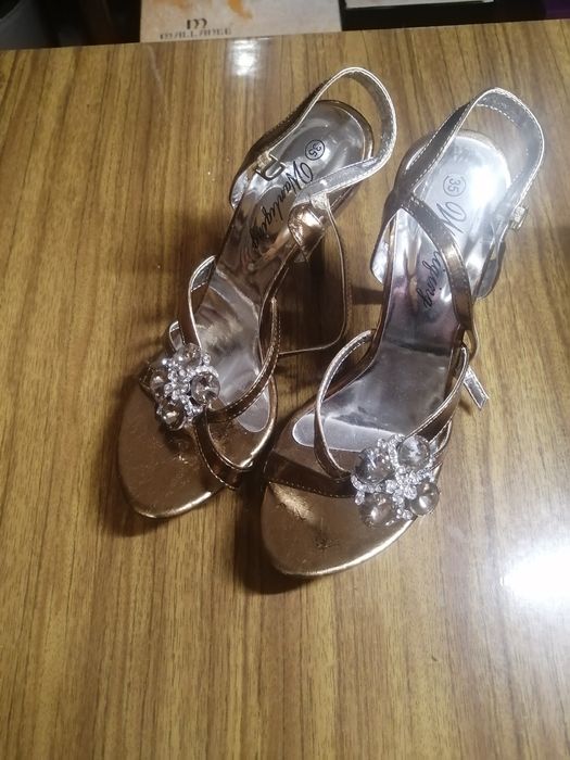 Жіночі босоніжки оздоблені камінцями