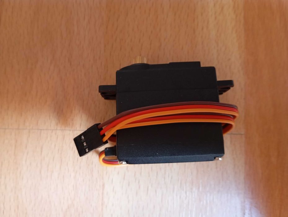 2 Servomotores + 2 rodas + 2 suportes (NOVOS)