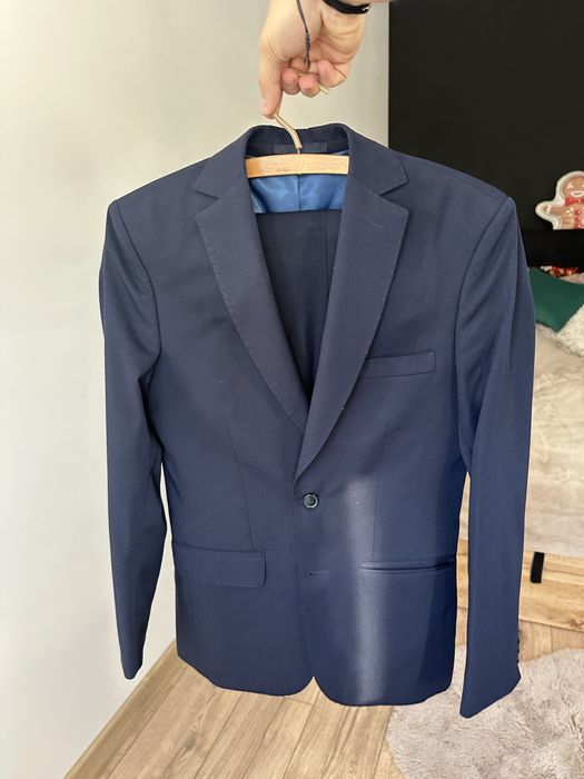 Garnitur meski slim na rożne okazje.