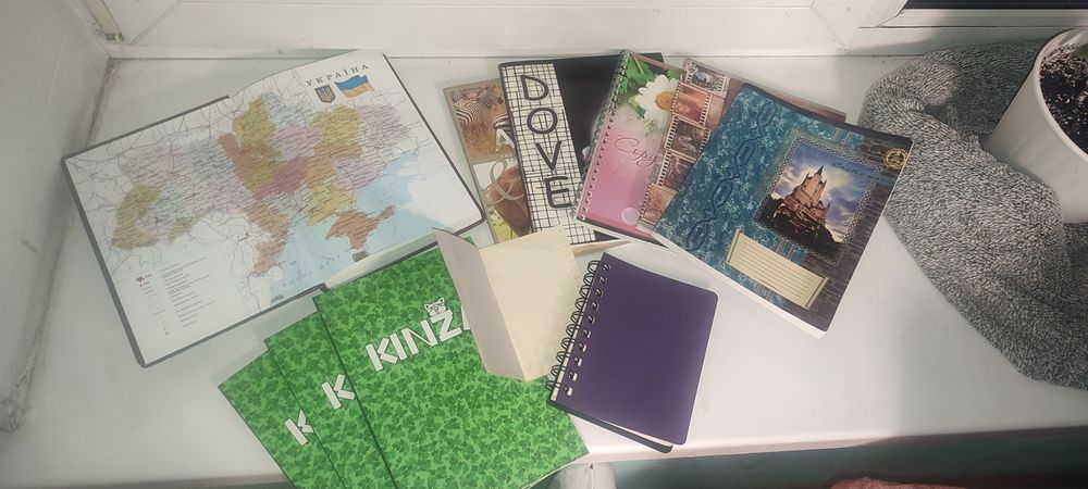Різні блокноти щоденники зошити