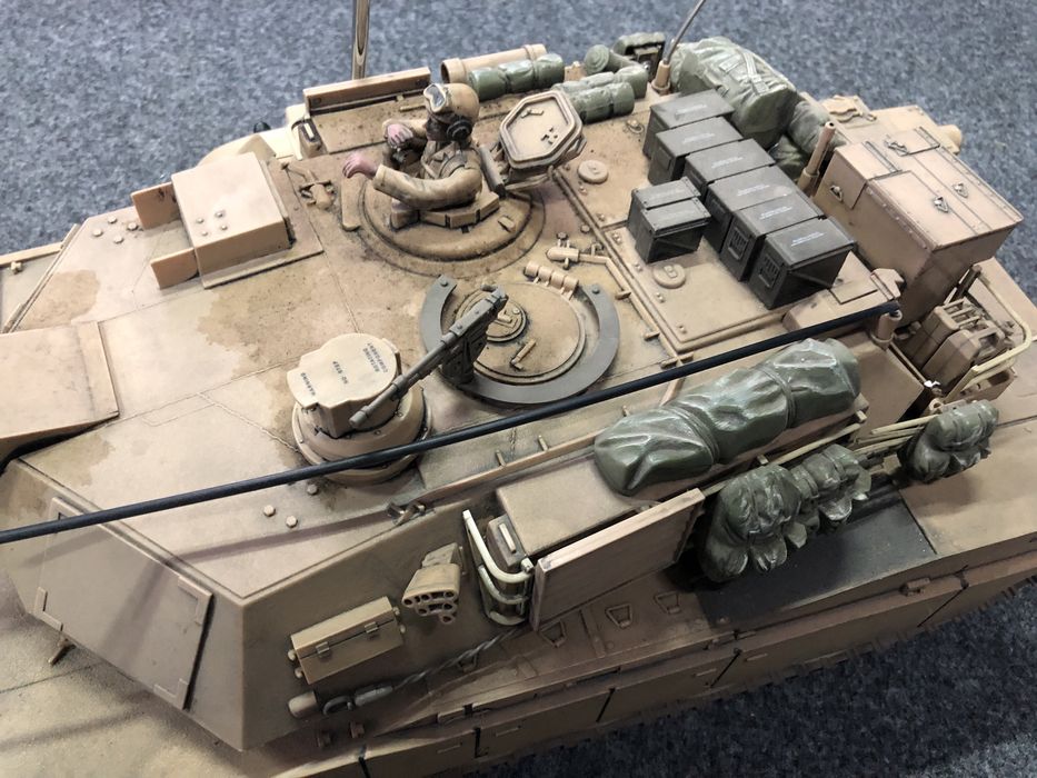 Танк Abrams M1A1 в масштабі 1/16