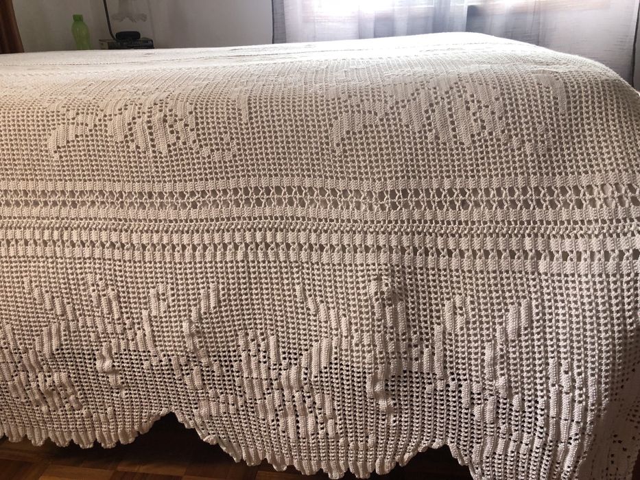 Colchas diferentes em crochet feito á mão e uma com linho