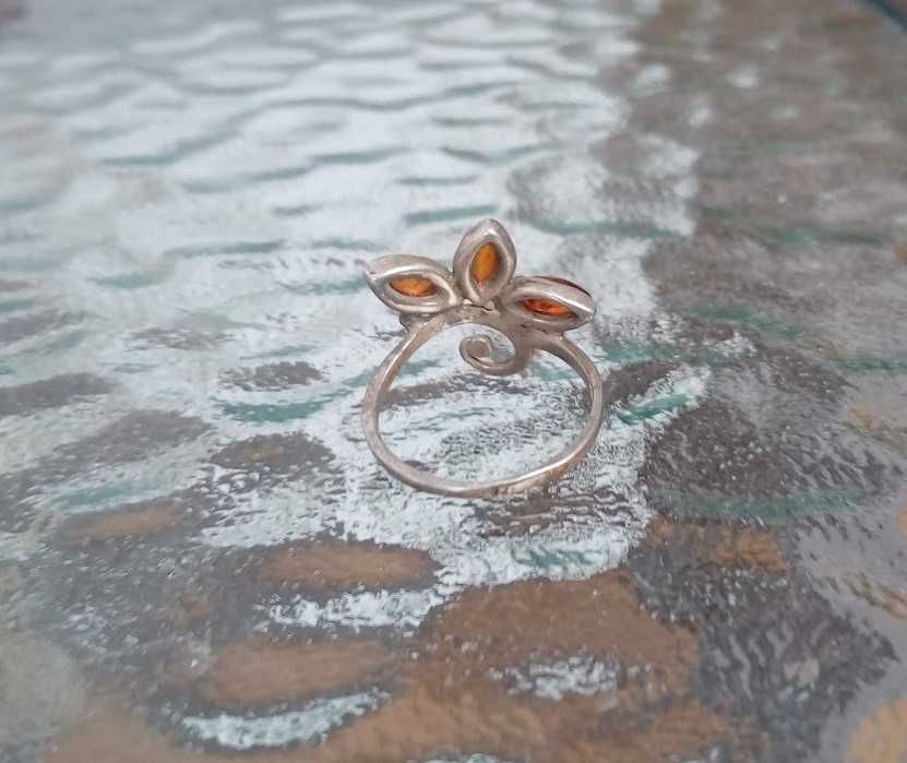 Śliczny pierścionek stare srebro  pr 925 bursztyn