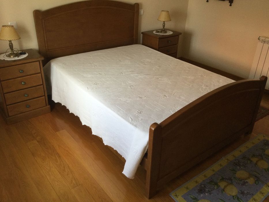 Vendo cama de casal em madeira