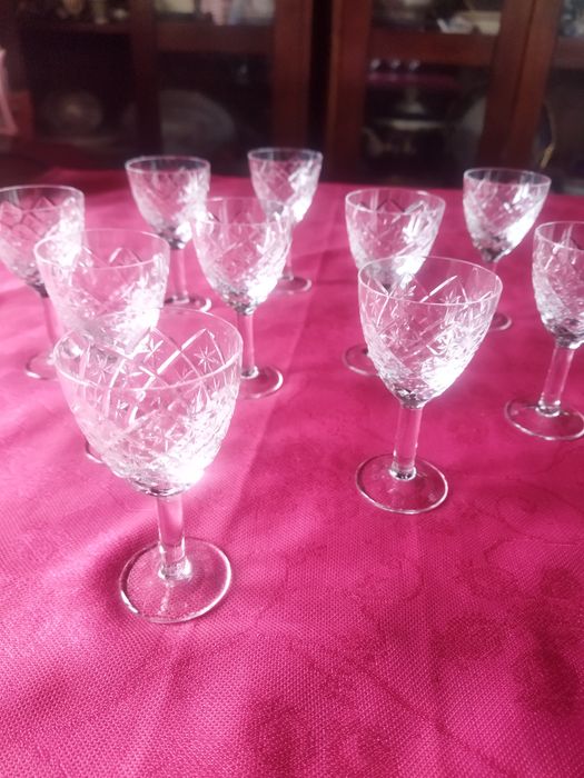 Eleganckie kieliszki kryształowe.