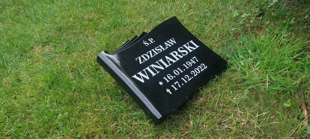 Granitowy papirus z napisem - czarny granit