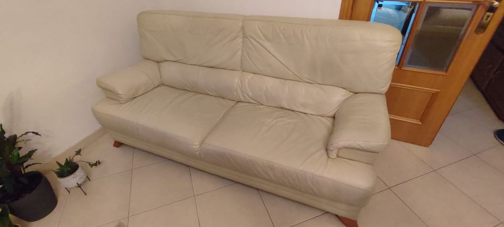Sofá de pele cor creme